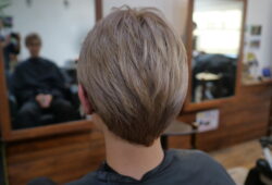 縮毛矯正した髪にブリーチ→ミルクティーカラー